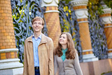 Romantik Çift St. Petersburg'da birlikte mutlu