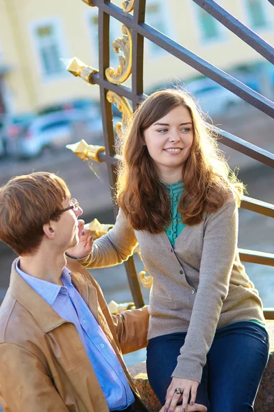 Pareja romántica feliz juntos en San Petersburgo — Foto de Stock