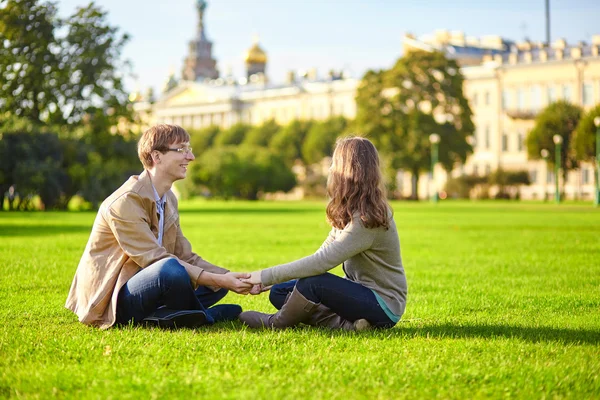 Pareja romántica feliz juntos en San Petersburgo — Foto de Stock