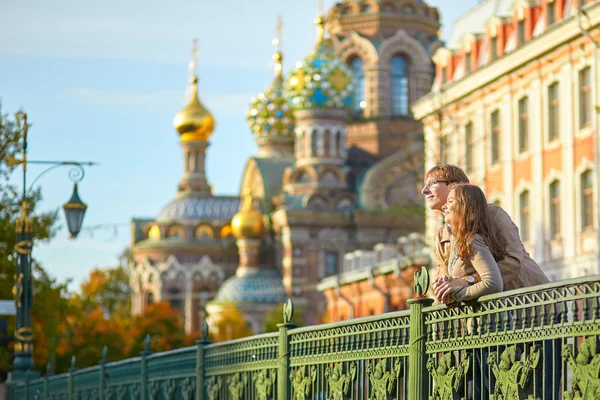 Счастливая романтическая пара вместе в Санкт-Петербурге — стоковое фото