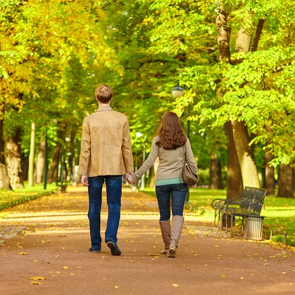 Pareja romántica feliz juntos en San Petersburgo —  Fotos de Stock