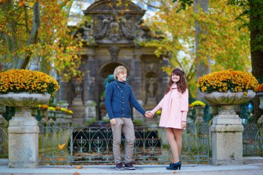 Paris'te genç Romantik Çift