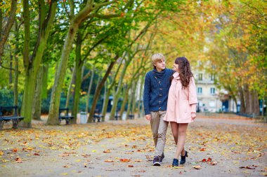 Paris'te genç Romantik Çift