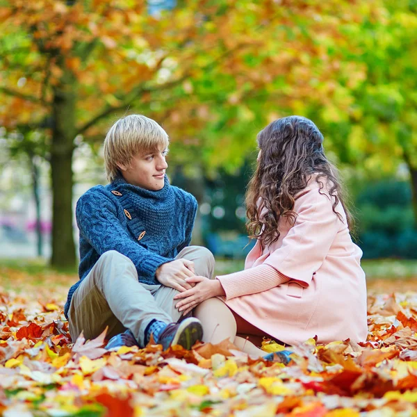 年轻浪漫的情侣，在秋天的一天 — 图库照片