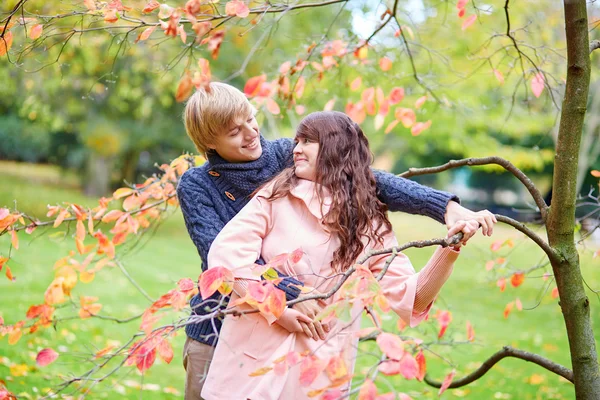 Beautiful dating par i parken på en höst dag — Stockfoto