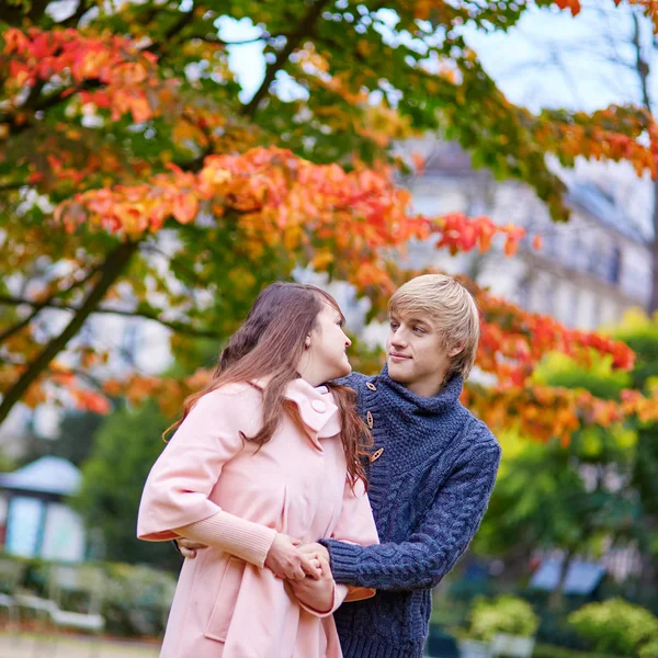 Unga romantiska par i Paris — Stockfoto