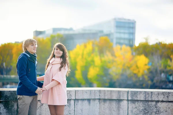 Mladý romantický pár v Paříži — Stock fotografie