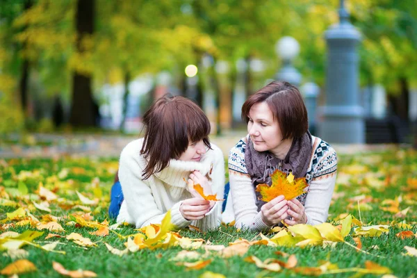 Mère et fille s'amusent ensemble un jour d'automne — Photo