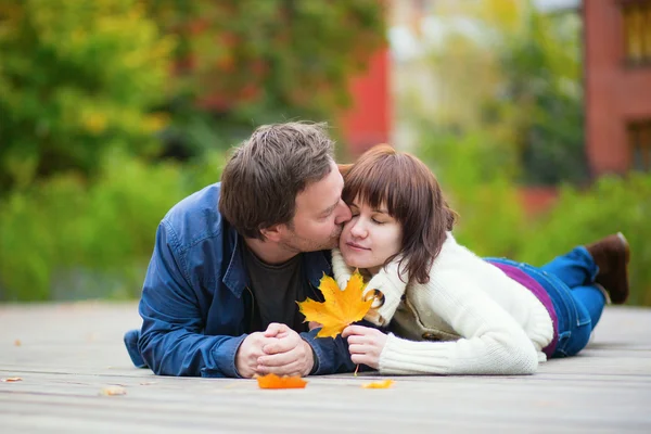 Casal romântico desfrutando dia de outono juntos — Fotografia de Stock