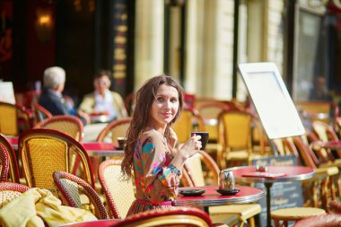 Parisli bir kafede güzel genç kadın