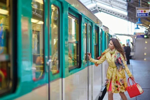 Νεαρή όμορφη γυναίκα παριζιάνικο στο μετρό — Φωτογραφία Αρχείου