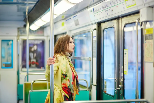 Jeune belle parisienne dans le métro — Photo