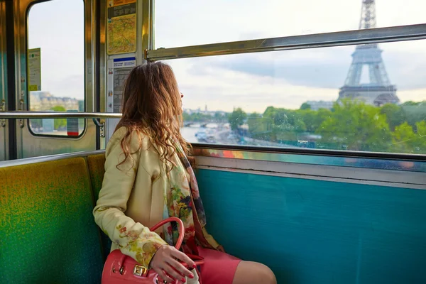 Fiatal gyönyörű párizsi nő metróban — Stock Fotó