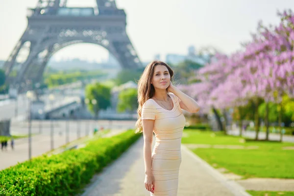 Красивая девушка в Париже — стоковое фото