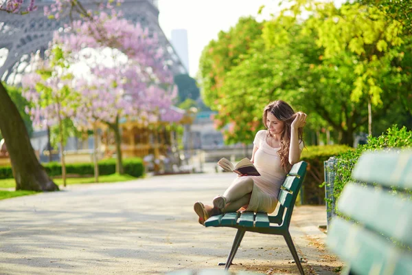 Mooie jonge vrouw in Parijs — Stockfoto