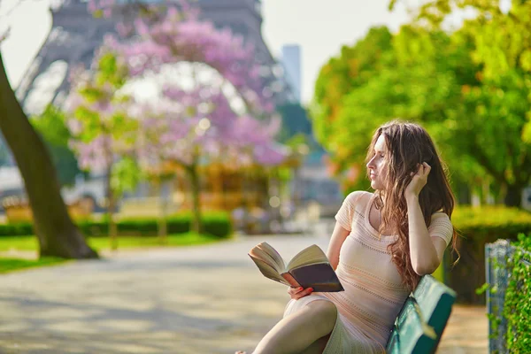 Beautiful young woman in Paris — Stock Photo, Image