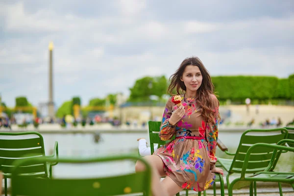 Νεαρή γυναίκα παριζιάνικο στον κήπο Tuileries — Φωτογραφία Αρχείου