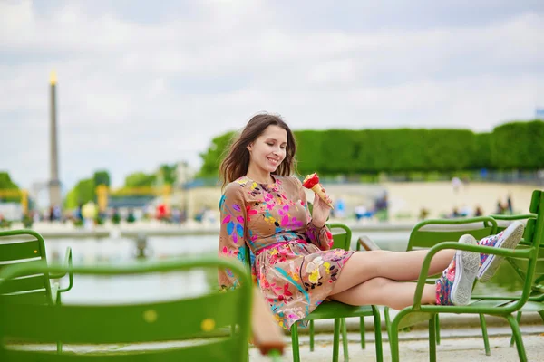 Parijse jongedame in de tuin van de Tuilerieën — Stockfoto