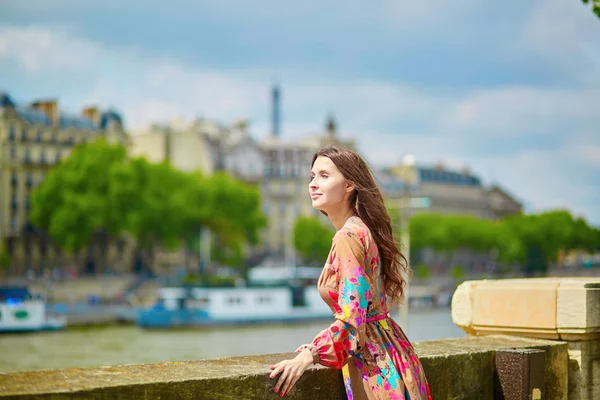 Jeune Parisienne sur le quai de la Seine — Photo