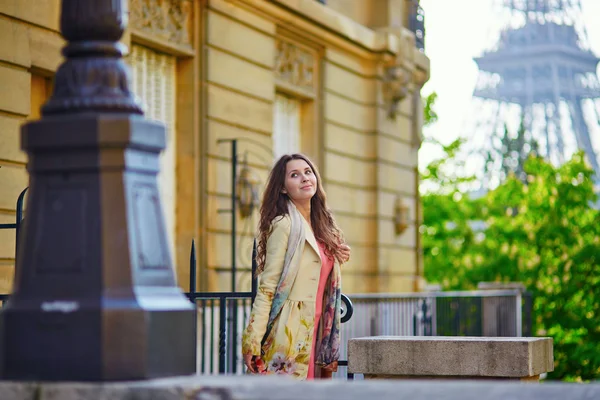 파리에서 아름 다운 젊은 여자 — 스톡 사진