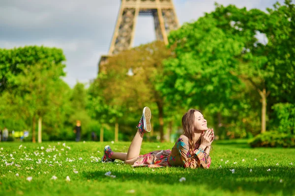 Belle jeune femme à Paris — Photo