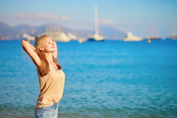 Junges Mädchen genießt ihren Urlaub am Meer — Stockfoto