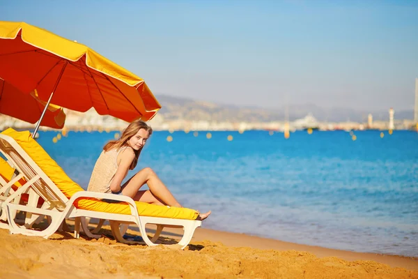 Schöne Mädchen entspannen auf einem Strandkorb — Stockfoto