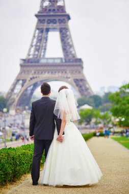 Sadece evli çift Paris'te Eyfel Kulesinin yakınında