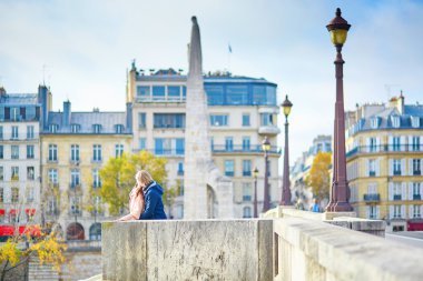 Çift Paris'te bir köprü üzerinde dating