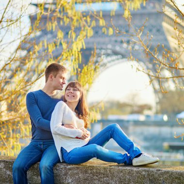 Paris 'te romantik bir çift
