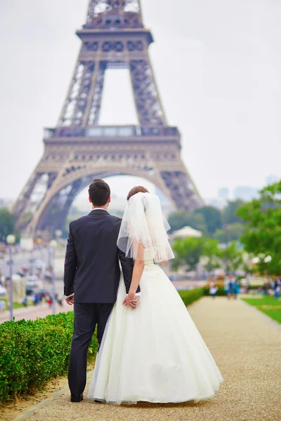 Frisch verheiratetes Paar in Paris in der Nähe des Eiffelturms — Stockfoto