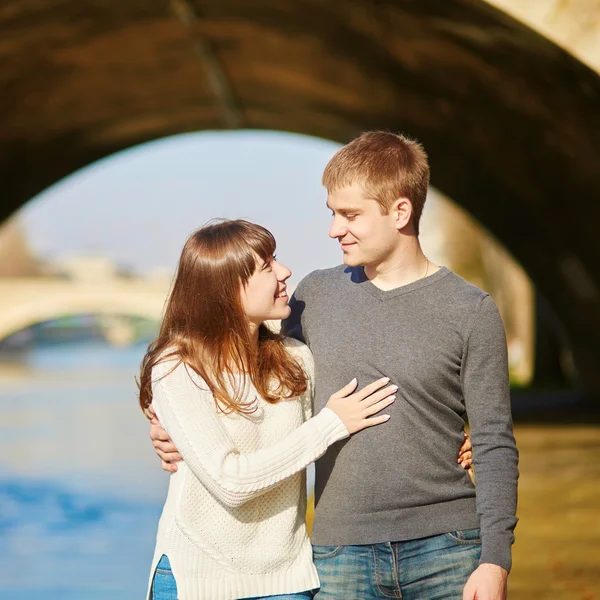 Belo casal em Paris caminhando pelo Sena — Fotografia de Stock