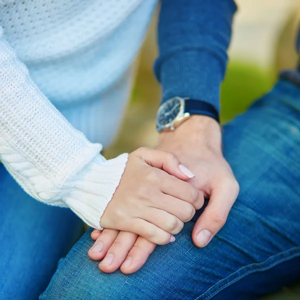 Couple holding each others hands — Stock Photo, Image