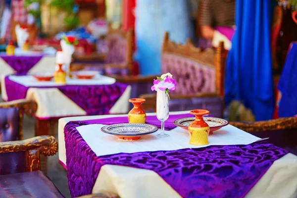 在传统的摩洛哥街餐厅表 — 图库照片