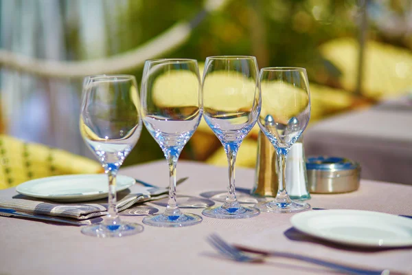 Mooie tabel instelling in een restaurant aan het strand — Stockfoto