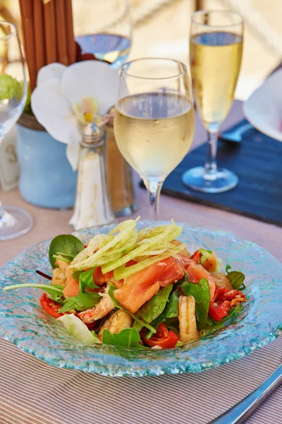 Köstlicher Salat mit Räucherlachs und Garnelen — Stockfoto
