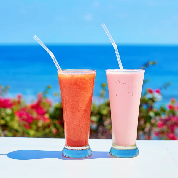 Due succhi di frutta freschi o frullati in un resort tropicale — Foto Stock