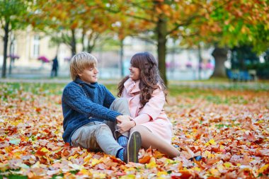Paris'te genç Romantik Çift