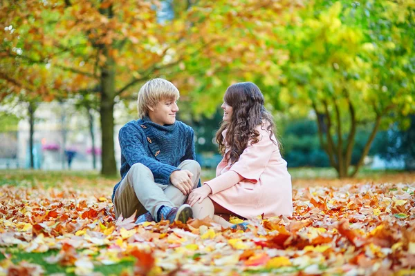 Mladý romantický pár v Paříži — Stock fotografie