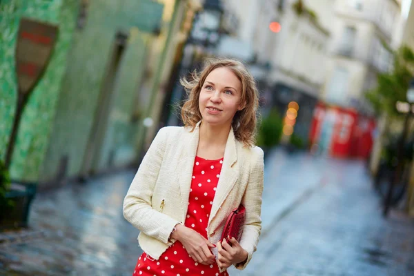 Belle jeune femme en robe à pois rouge — Photo