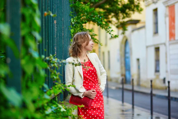 Mooie jonge vrouw in rode polka dot jurk — Stockfoto