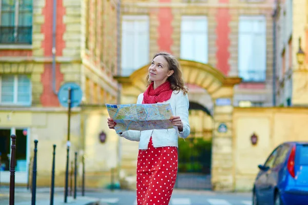 Młode piękne kobiece turystyczny z mapą w Paryżu — Zdjęcie stockowe