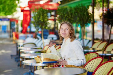 Paris cafe güzel genç kadın