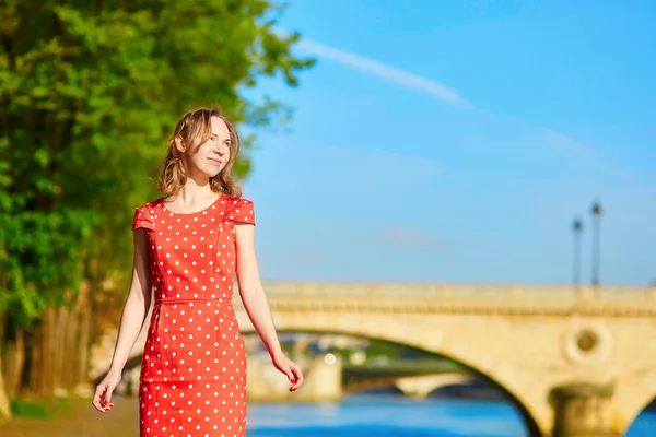 Beautiful young woman near the Seine in Paris — Stock Photo, Image