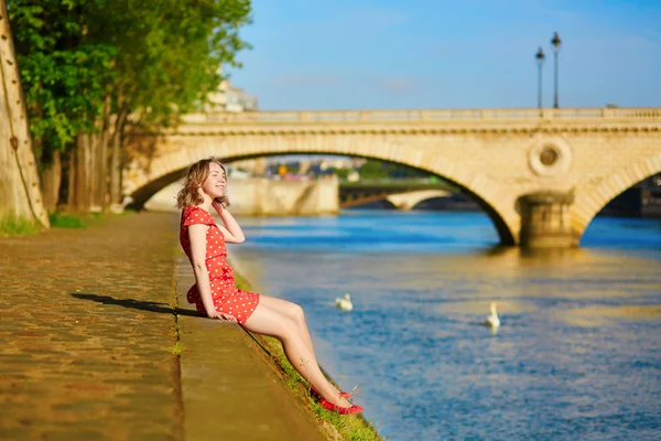 Beautiful young woman near the Seine in Paris — Stock Photo, Image