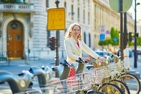 Belle jeune femme avec un vélo — Photo