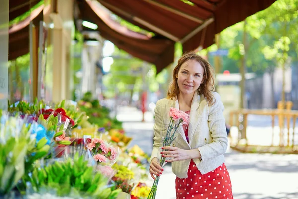 Hermosa joven mujer seleccionando flores en el mercado —  Fotos de Stock