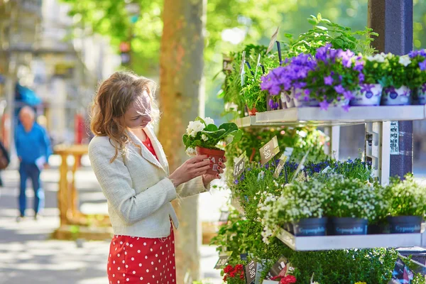 Vacker ung kvinna att välja blommor på marknaden — Stockfoto