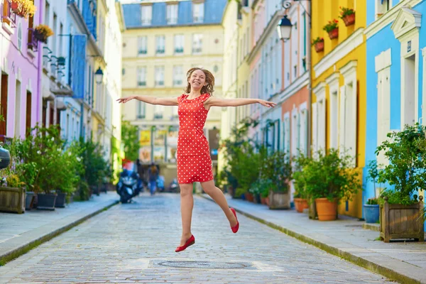 Bella giovane donna a Parigi — Foto Stock