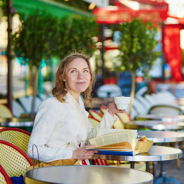 Schöne junge Frau in Pariser Café — Stockfoto